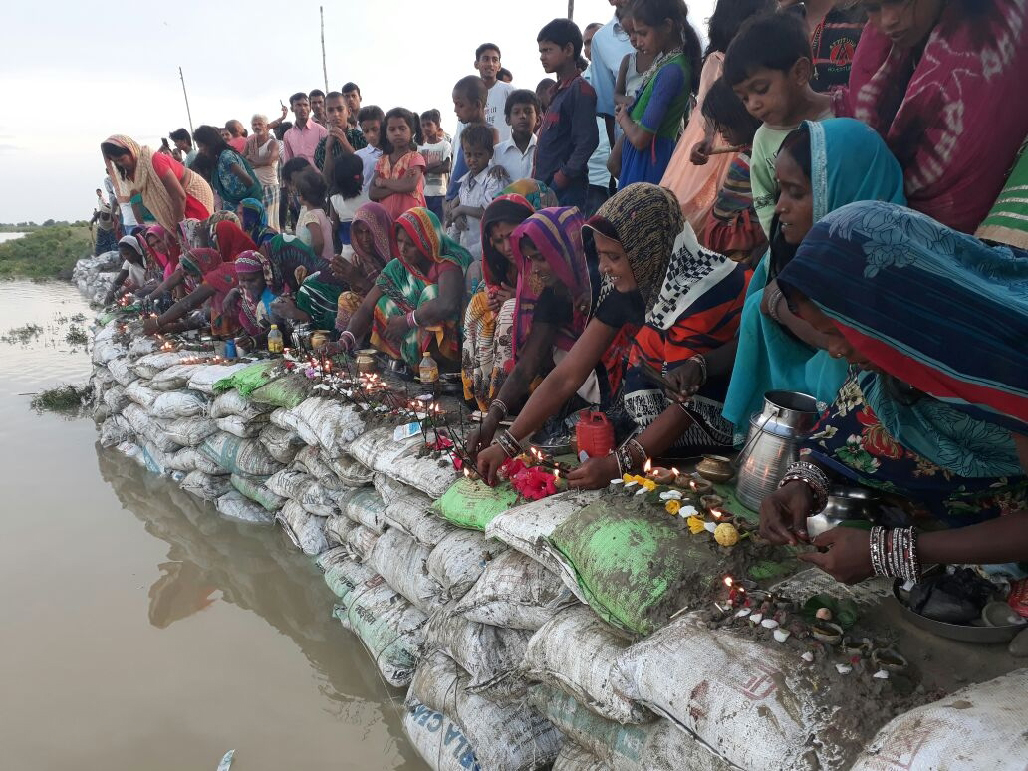 AP243 Women in Khagaria village pray to the river to bring the flood situation under control. Picture courtesy Ritesh Kumar 101Reporters